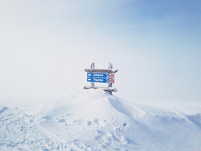 山顶上的路标白天被雪覆盖