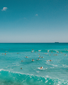 海滩上冲浪人群