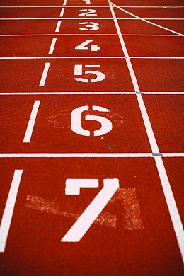 红色橡胶田径跑道