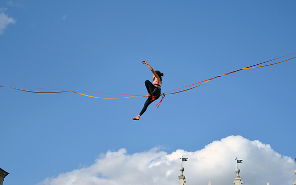 走钢丝杂技表演