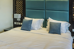 卧室大床枕头静物