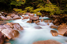 深山涓涓细流岩石山水
