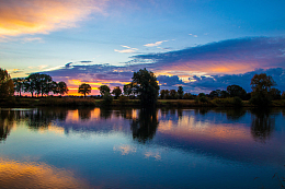 日暮时分湖泊风景