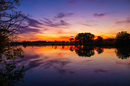 唯美紫色黄昏落日湖泊