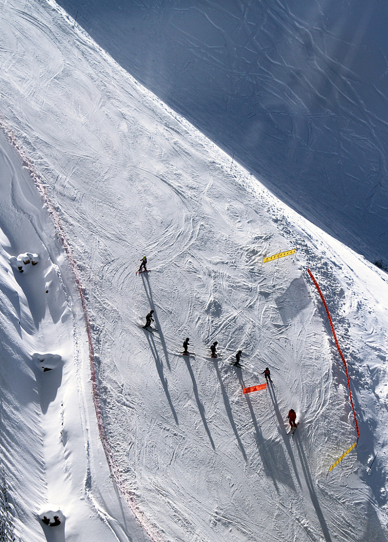 人们在雪地上滑冰的俯视图