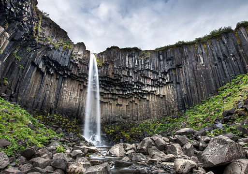 岩石中柱状瀑布