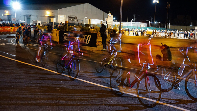夜间比赛中一名自行车手的延时摄影