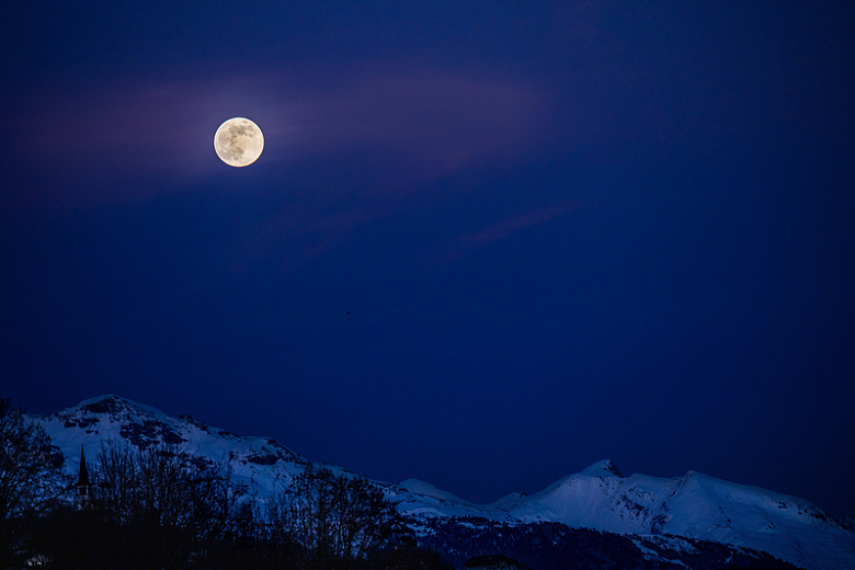冬日雪山蓝色星空月亮