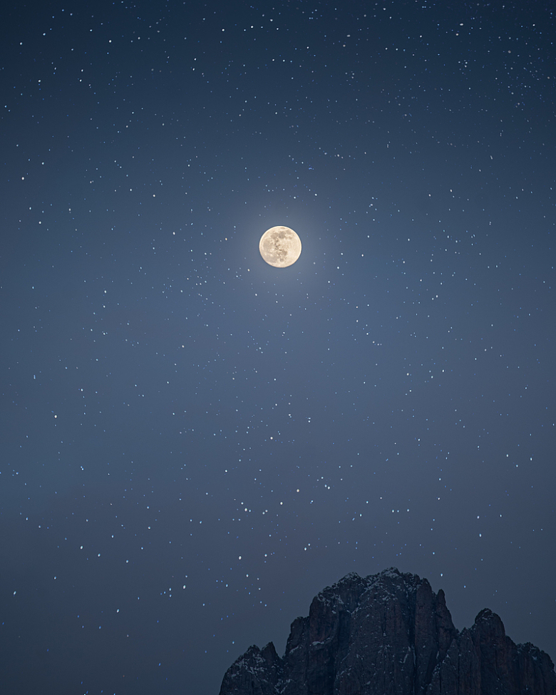 夜晚高山明月星空
