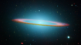 绚丽草帽星系