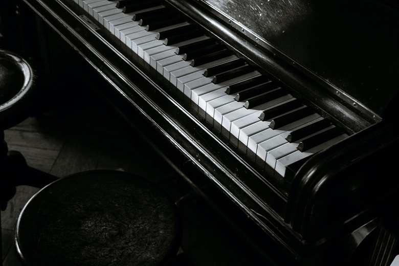钢琴的黑白键盘