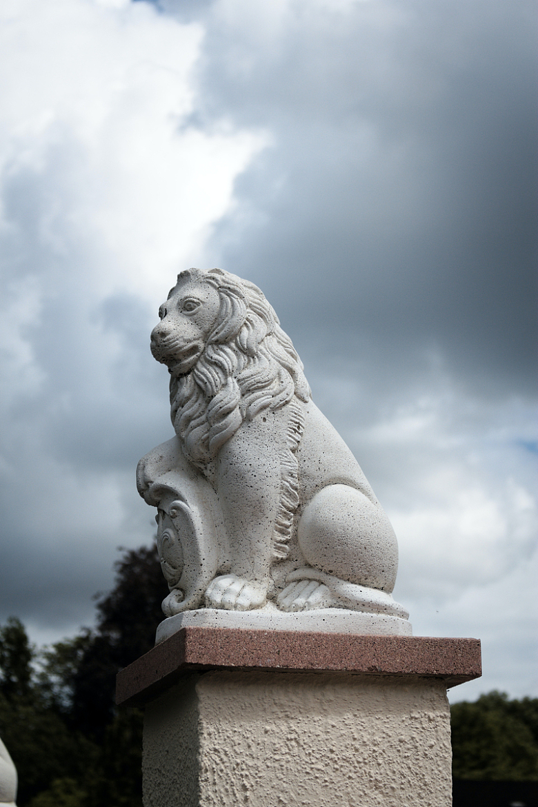 威武石狮雕像