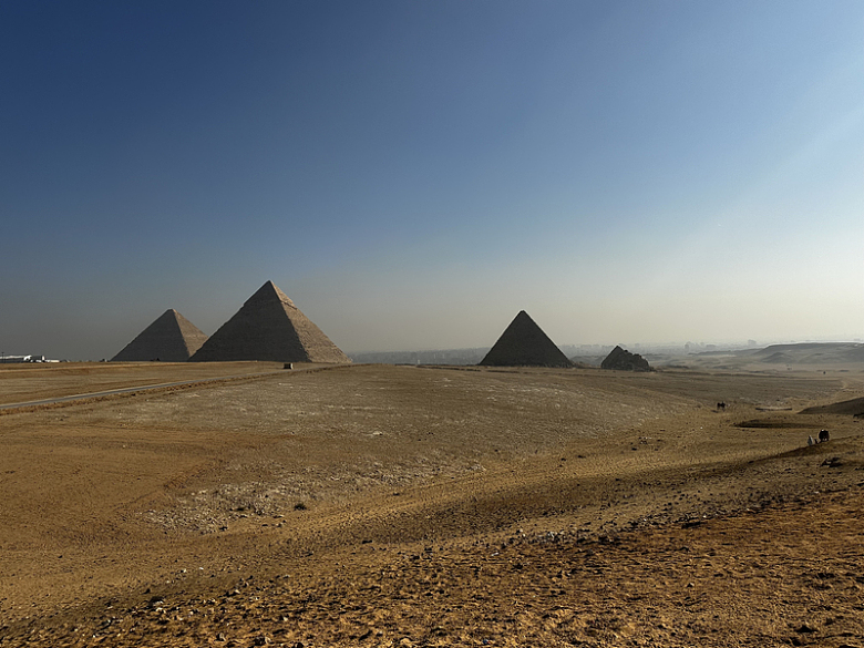 埃及沙漠古老金字塔