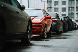 一排停在潮湿街道上的汽车