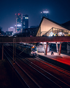 夜晚动车站夜景