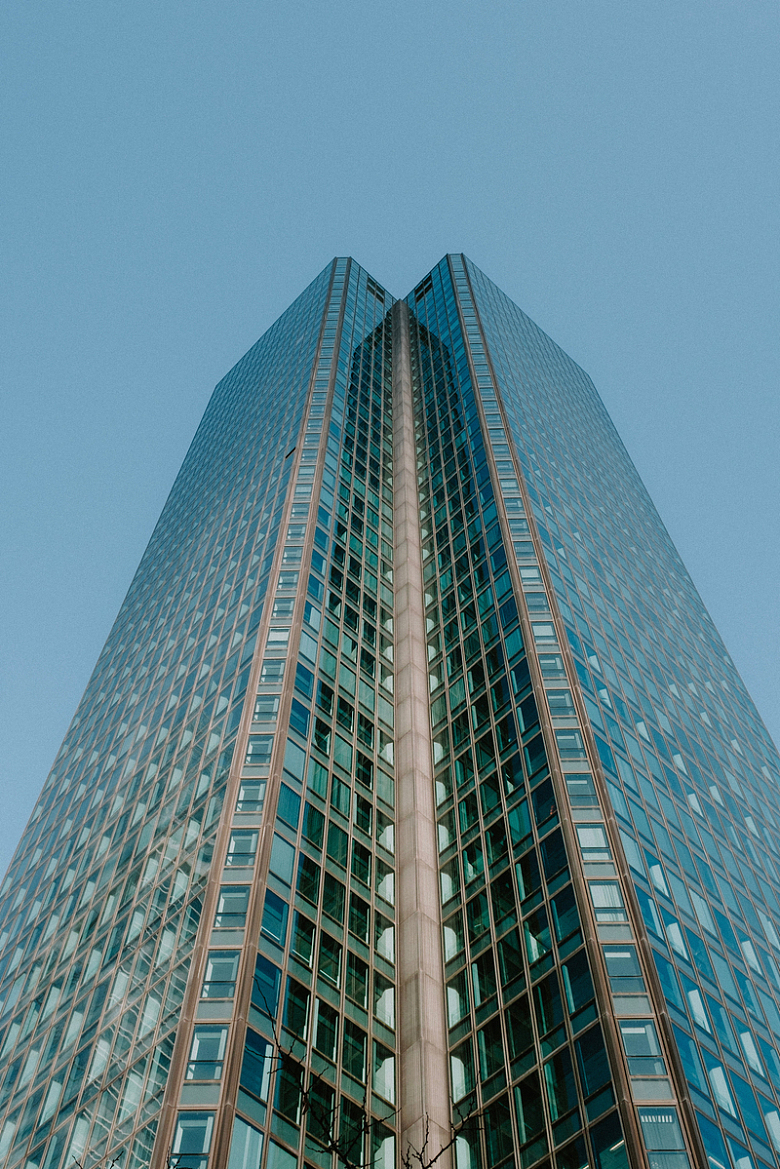 玻璃建筑的摩天大楼