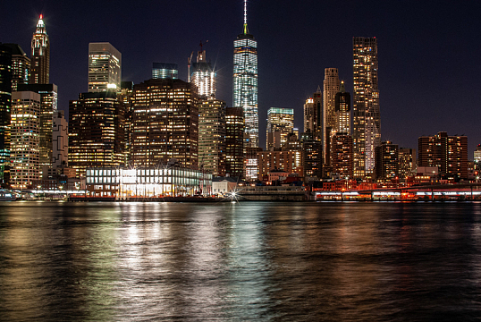 海滨城市繁华建筑夜景