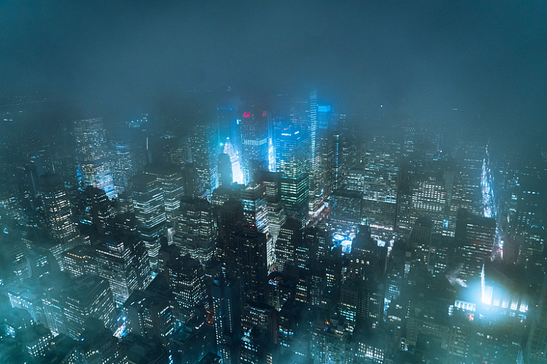 雾霾下的城市建筑夜景