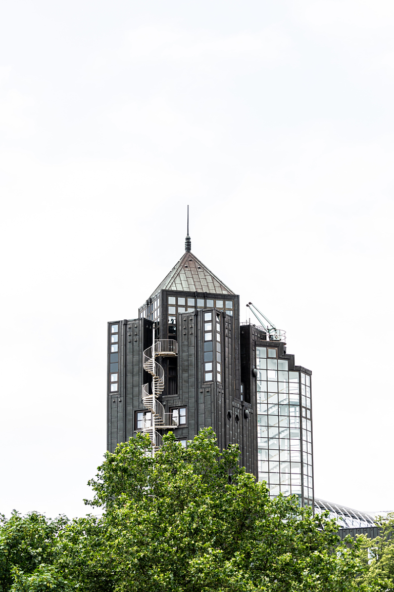 尖塔现代商务建筑