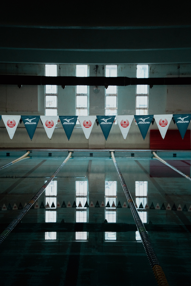 泳池上的一组旗帜