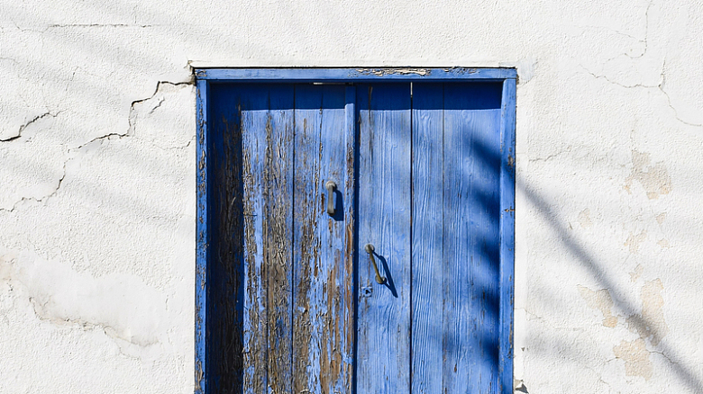 蓝色破旧木门