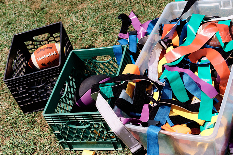 装满彩色彩带的篮子和一个橄榄球
