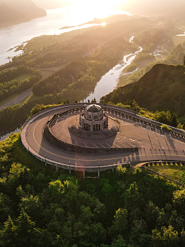 山间罗马风格建筑