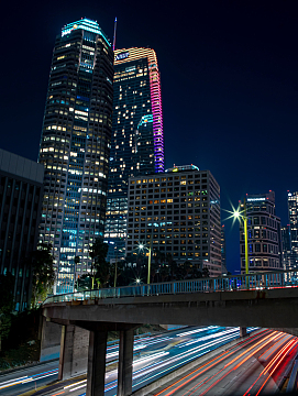 车流线城市璀璨夜景
