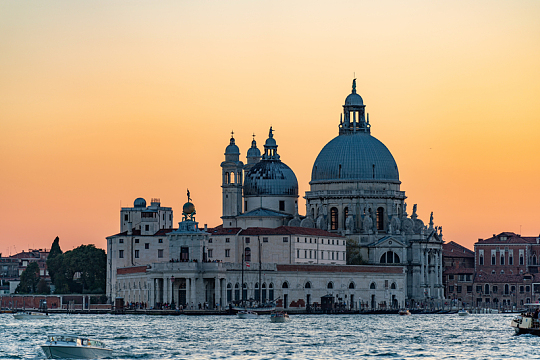 欧式圆顶城堡建筑