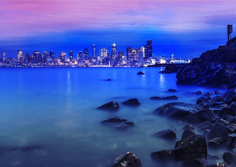 沿海城市海边夜景