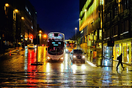 雨后城市街头夜景