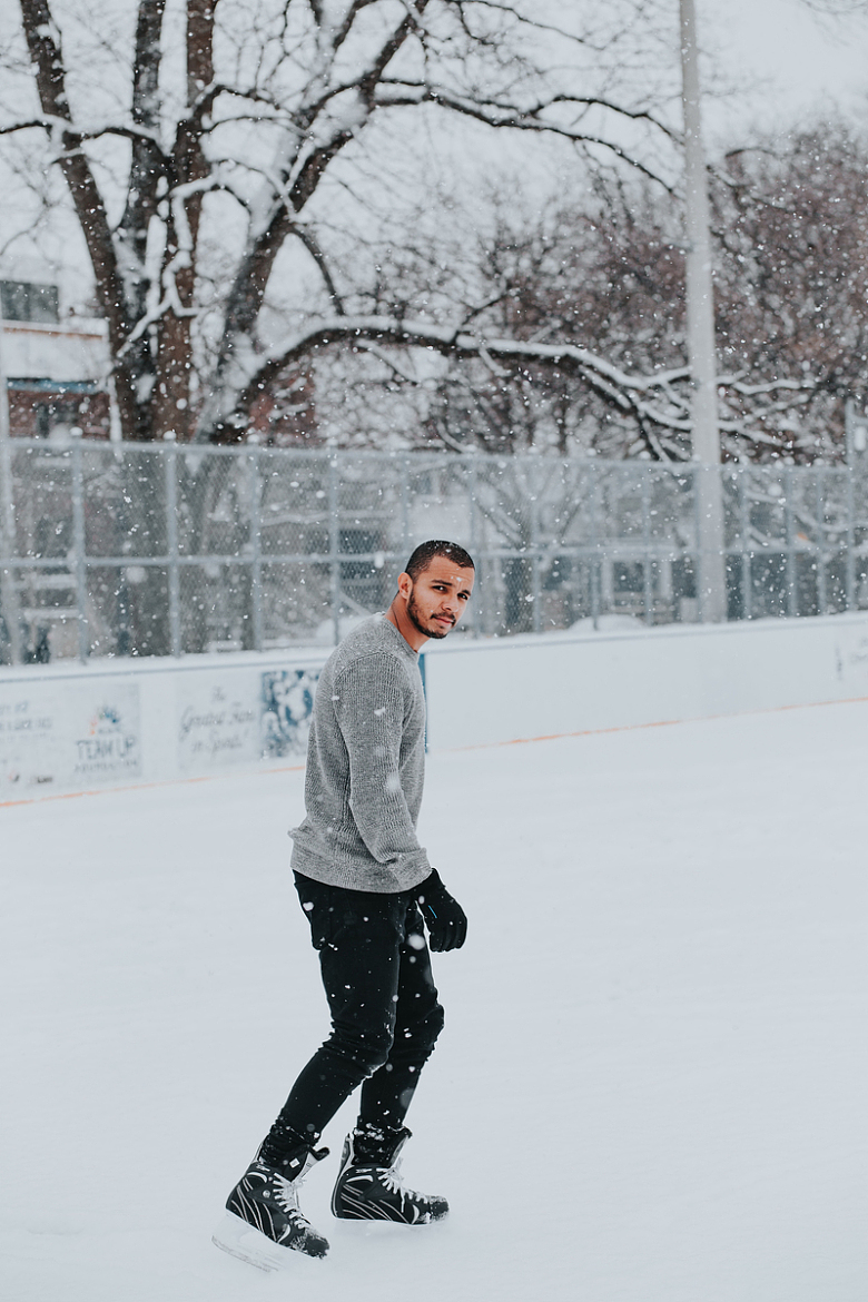 男人冬季户外溜冰