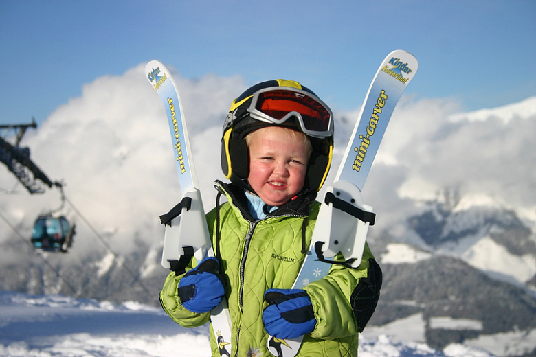 欧美小孩雪地滑雪