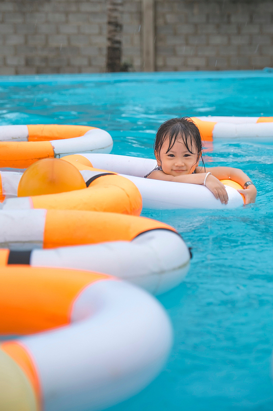 夏天户外游泳池小女孩学游泳