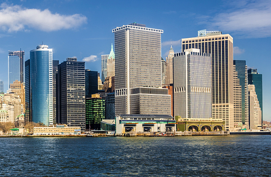 城市建筑物与海水风景