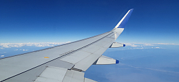 航空飞机穿过云层机翼尾翼摄影