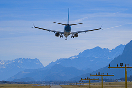 乡村田园上空的飞机