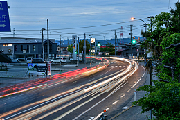 城镇黎明交通路灯景观
