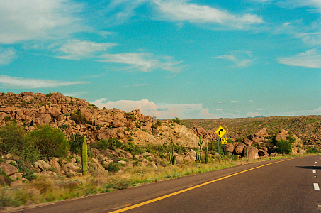 蓝天白云岩石山脉公路