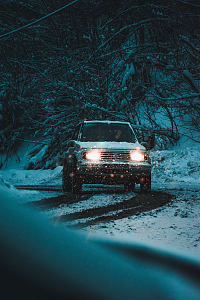 雪夜中行驶的汽车