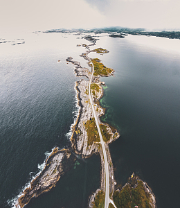 海岸滩涂蜿蜒公路