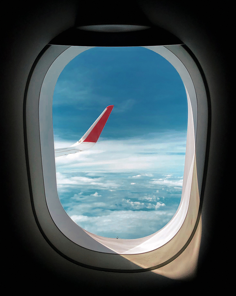 飞机舱窗户看到的天空