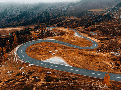 蜿蜒高速公路风景