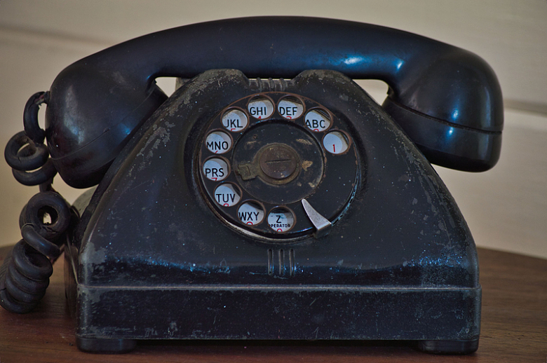 老旧黑色座机电话