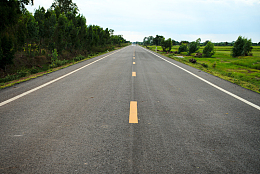 笔直宽阔柏油路