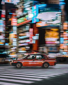 路上行驶的出租车