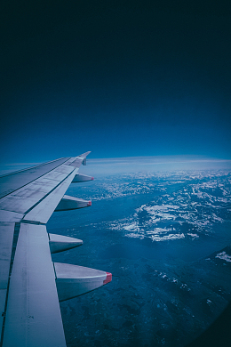 高空飞行的飞机羽翼