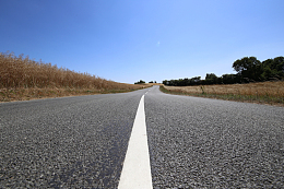 野外宽阔柏油路