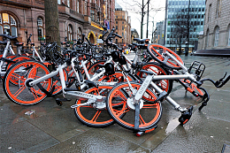 堆积的共享单车