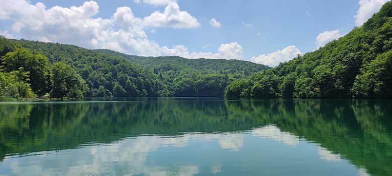 克罗地亚绿色山水湖泊风景摄影